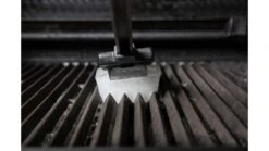 Broil King Ice Grill Brush - 65679 -BBQs Grill Shop BK 65679 lifestyle 01 1000x563 1